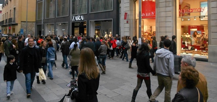 Calle comercial. La afluencia a los centros comerciales cae un 1,1% en septiembre por la ralentización del consumo